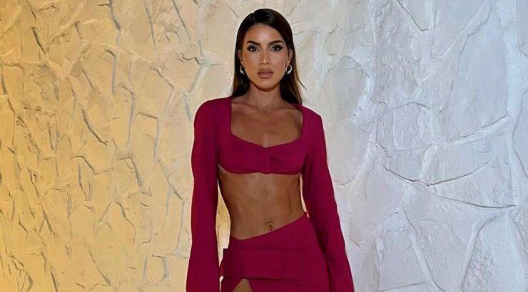 Η Camila Coelho σου δείχνει την πιο iconic τάση μαλλιών του 2000 που επέστρεψε δυναμικά!