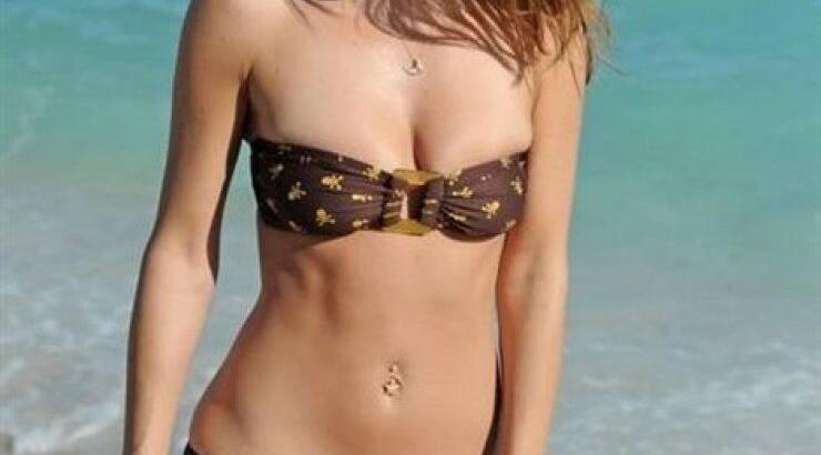 Με κουκούλα η Μενούνος στη Μύκονο (βίντεο)