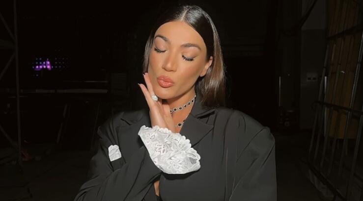 Ήβη Αδάμου: Η έκπληξη on stage για τα γενέθλιά της και οι παιδικές φωτογραφίες της [βίντεο]