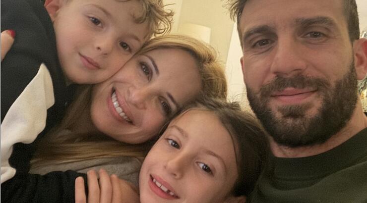 Εφραίμ: Πόσταρε πρώτη φορά οικογενειακή εικόνα και ευχήθηκε «Καλά Χριστούγεννα»