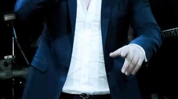 Ποιος Έλληνας τραγουδιστής ανεβαίνει τα σκαλιά της εκκλησίας!