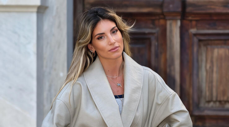 Η Αθηνά Οικονομάκου απογειώνει το καρό blazer με τον πιο σύγχρονο τρόπο