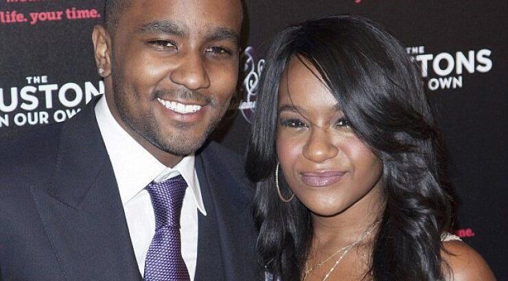 Σημάδια βελτίωσης για τη Bobbi Kristina: Aνοιγοκλείνει τα ματιά της