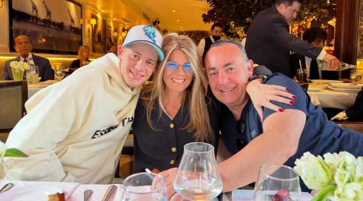 Έλσα Αναστασιάδη: Ο γιος της Άντης πήρε το μικρόφωνο και τραγούδησε τη «Ρόζα» [βίντεο]