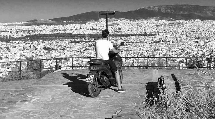 Γοητευτικός πρωταγωνιστής παίρνει διαζύγιο από τη σύζυγό του μετά από 7 χρόνια κοινής πορείας