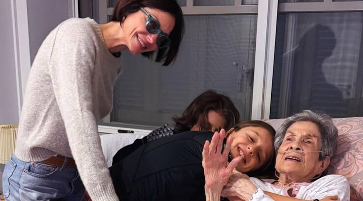 Σοφία Καρβέλα: Οι συγκινητικές στιγμές με τη γιαγιά της αγκαλιά με τα δισέγγονά της [εικόνα & βίντεο] 