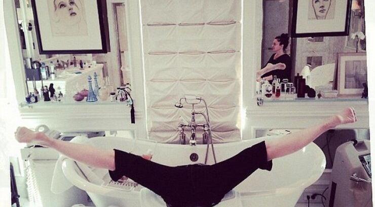 Πασίγνωστη τραγουδίστρια πόζαρε με τα πόδια ανοιχτά μέσα στη μπανιέρα