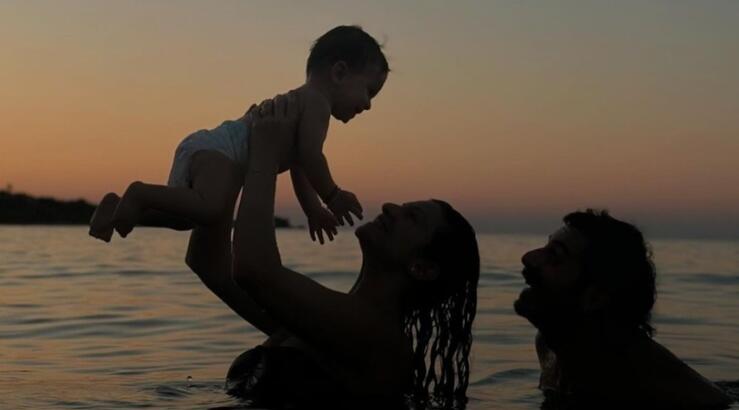 Δραγούμη - Χαραλάμπους: Οι εικόνες αγκαλιά με τον γιο τους αποτυπώνουν το καλοκαίρι τους