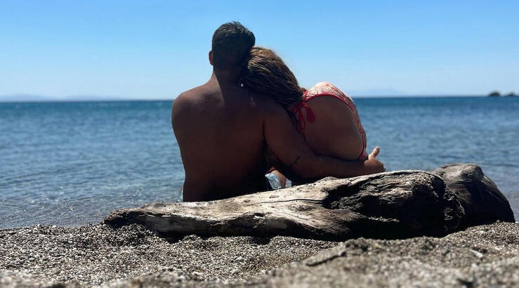 Τρελά ερωτευμένο ζευγάρι της ελληνικής showbiz «ναυάγησε» στην Ψίμυθο [εικόνες]