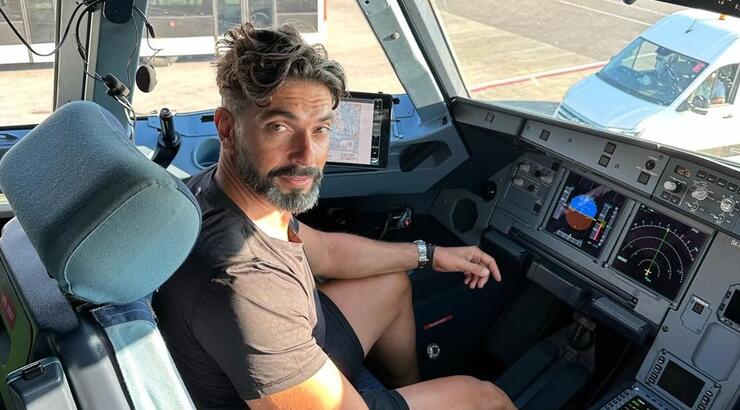 Σπύρος Μαρτίκας: Με εντυπωσιακή ξανθιά στη Μύκονο [βίντεο]