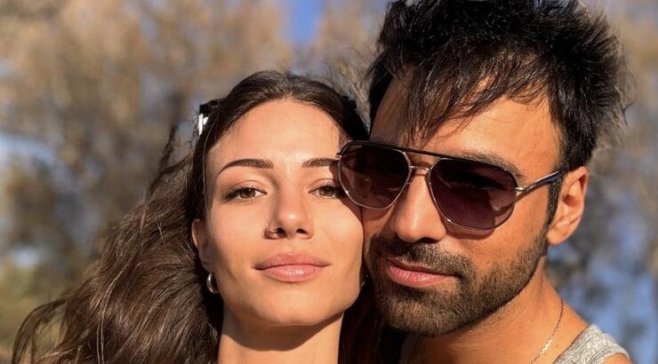 Ανδρέας Γεωργίου: Ξαπλώνει στη φουσκωμένη κοιλιά της Σιμώνης σε παραλία της Αγίας Νάπας