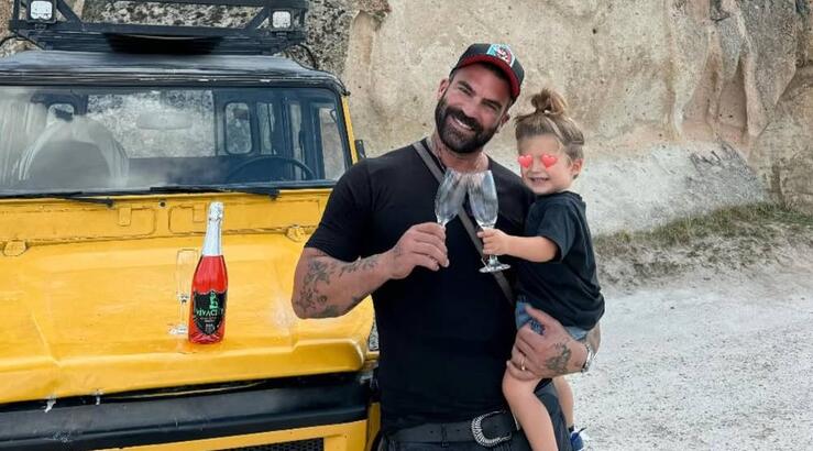 Δημήτρης Αλεξάνδρου: Συγκινημένος και περήφανος για τον γιο του που πήγε πρώτη μέρα σχολείο 