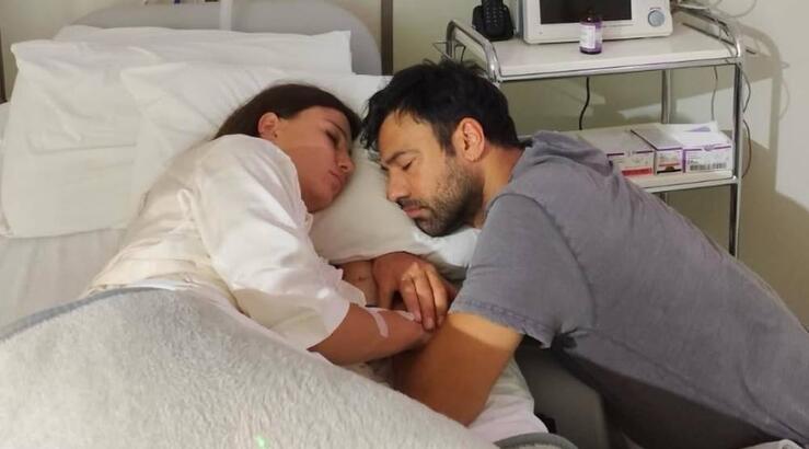 Ανδρέας Γεωργίου: Η τρυφερή στιγμή που ταΐζει τη νεογέννητη κόρη του [εικόνα]