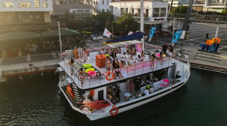 Undiz x Nyx Professional Makeup Το Υπέροχο Boat Party Κάτω Από Το Ηλιοβασίλεμα