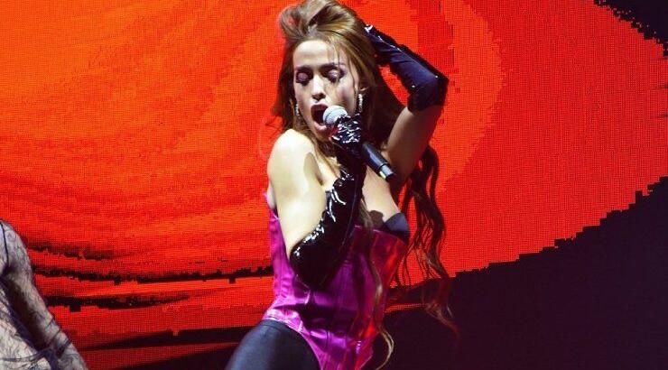 Ελένη Φουρέιρα: Συγκινημένη στη σκηνή των Super Music Awards για τον Mad Clip! [βίντεο]