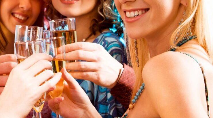 Hens Party: Η νύφη και οι φίλες της το ρίχνουν έξω