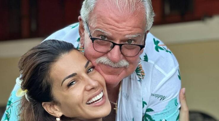 Ελένη Χατζίδου: Ο μπαμπάς της τραγούδησε καραόκε δικό της τραγούδι [βίντεο]