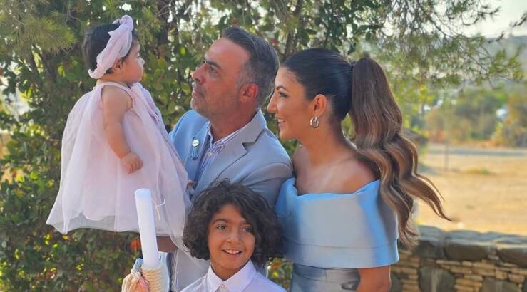 Μιχάλης Σοφοκλέους – Παναγιώτα Ιακώβου: Έβγαλαν τα μύρα της κόρης τους μετά τη βάφτιση [εικόνες & βίντεο]