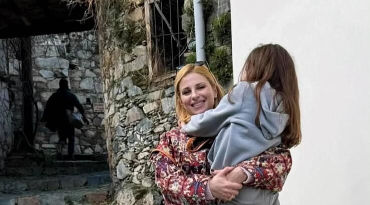 Χριστιάνα Αριστοτέλους: Βόλτες με την κόρη της, Μελίνα στο Παλαιχώρι [βίντεο]