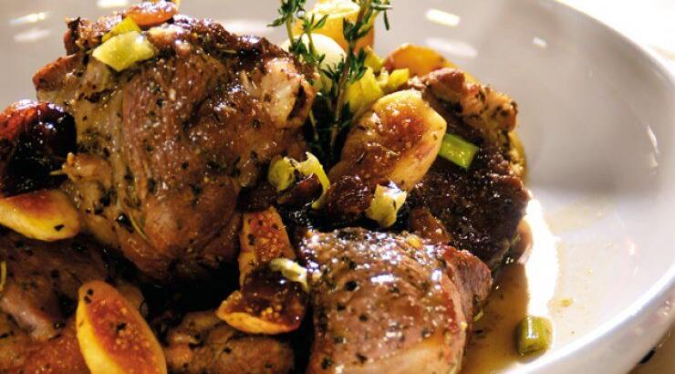 Αρνάκι με αποξηραμένα φρούτα σε φάκελο