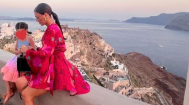 Ήβη Αδάμου: Ποζάρει με την κόρη της μέσα στην πισίνα με θέα το ηλιοβασίλεμα της Σαντορίνης [εικόνες]