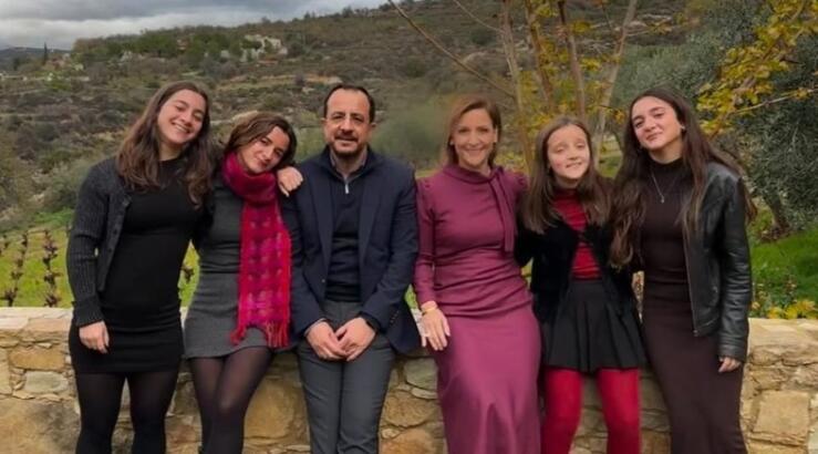 Η οικογένεια Χριστοδουλίδη ποζάρει μαζί και μας στέλνει γιορτινές ευχές [εικόνα]