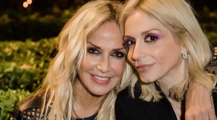 Άννα Βίσση: Τραγουδά σε βραδινή έξοδο με την κόρη της, Σοφία, τον "ύμνο" [βίντεο]