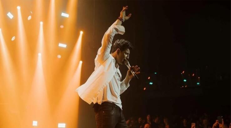 Σάκης Ρουβάς: Σκίστηκε το παντελόνι του κατά τη διάρκεια συναυλίας του [βίντεο]