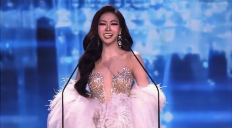 Βίντεο: Η στιγμή που τα ψεύτικα δόντια υποψήφιας διαγωνισμού ομορφιάς πέφτουν πάνω στη σκηνή