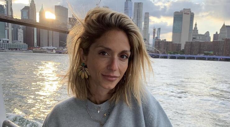 Σοφία Καρβέλα: Το φιλί στο στόμα με το νέο της σύντροφο και πίσω η Βίσση να χαμογελάει