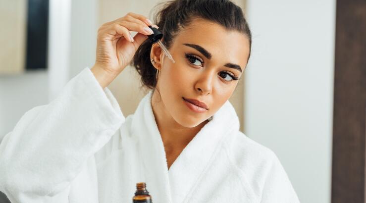 Skincare: 2+1 σημάδια που δείχνουν πότε λήγει ο ορός βιταμίνης C