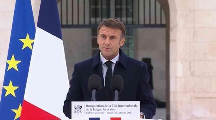 Ο Macron ακούει Μιχάλη Βιολάρη, Τζίμη Πανούση και Αλκίνοο Ιωαννίδη [εικόνα & βιντεο]