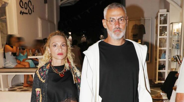 Ελεωνόρα Ζουγανέλη - Νίκος Συρίγος Βόλτα στα σοκάκια της Μυκόνου χέρι - χέρι [βίντεο]