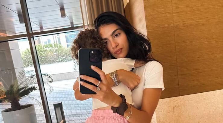 Άντρεα Κυριάκου: Η κόρη της «εισέβαλε» στην γκαρνταρόμπα της και φόρεσε τις μπότες της μαμάς 