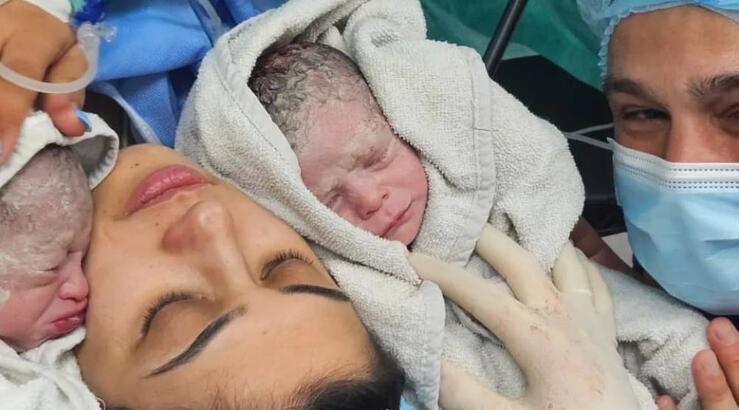 Κύπρια δημοσιογράφος γέννησε τα δίδυμα αγοράκια της 