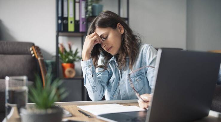 Οι νέοι σήμερα παθαίνουν burnout από τα 25 σύμφωνα με έρευνα 