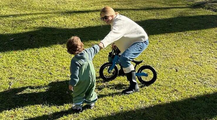 Η Τζένη Μπαλατσινού απαθανάτισε τον 5 ετών γιο της να παίζει ποδόσφαιρό 