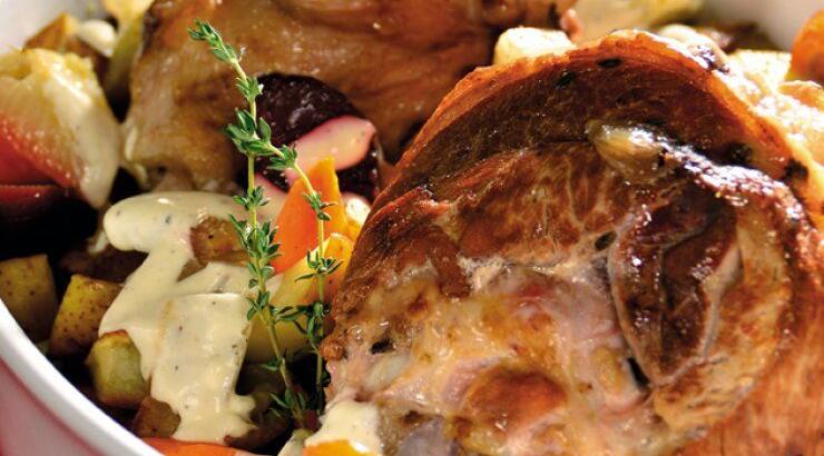 Κότσια με κονιάκ και κοκκάρια σερβιρισμένα με ρίζες στο φούρνο