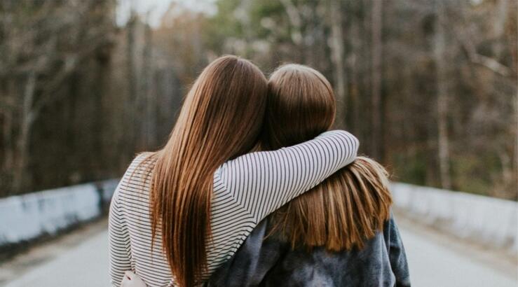 5 σημάδια ότι ένας φίλος σου σε ζηλεύει, ακόμα κι αν δεν το δείχνει άμεσα