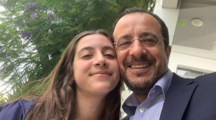 Νίκος Χριστοδουλίδης: To βίντεο με την κόρη του, Αικατερίνη, να τραγουδά και να παίζει κιθάρα