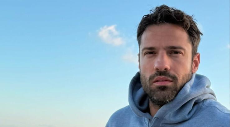 Κωνσταντίνος Αργυρός: Η πρώτη εμφάνιση αγκαλιά με τον γιο του στο κέντρο της Αθήνας [εικόνα]