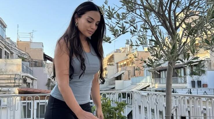 Eλπίδα Ιακωβίδου: Φύτεψε ελιά στο μπαλκόνι της και την ποτίζει παρέα με τον σκύλο της [εικόνες]