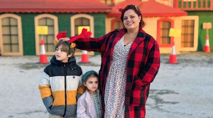 Μαριλένη Σταύρου: Η κόρη της τραγουδά σε εστιατόριο του Λονδίνου «τρεις ελιές τζαι μιαν τομάταν»