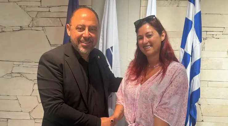 Τουρίστρια λάτρεψε την Κύπρο και έκανε τατουάζ το λογότυπο του Δήμου Παραλιμνίου – Δερύνειας [εικόνες]