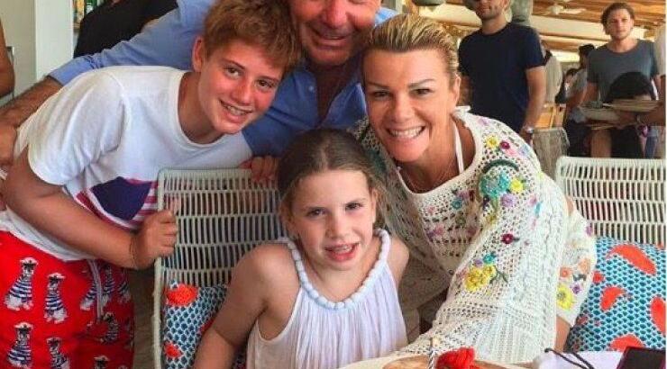 Έλσα Αναστασιάδη: Δείτε την σε νυχτερινή έξοδο με το ίδιο φόρεμα με την μικρή της κόρη