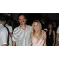 Καλομοίρα: Βόλτες στα σοκάκια της Μυκόνου με τον σύζυγό της [εικόνες]