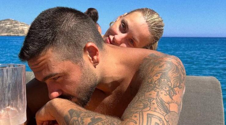 Μάστορας – Καληφώνη: Τους «τσάκωσαν» να περπατούν χέρι – χέρι στα στενά της Μυκόνου [βίντεο]