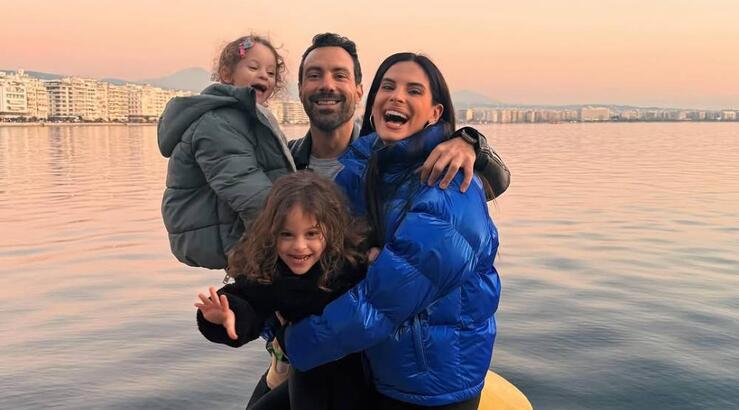 Οι δίδυμες Τανιμανίδη – Μπόμπα μάζεψαν και χάρισαν λουλούδια στη μαμά τους [εικόνα]