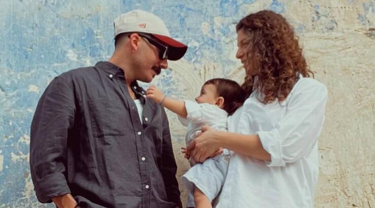 Δραγούμη – Χαραλάμπους: Παιχνίδια στην αμμουδιά με τον γιο τους [εικόνα]