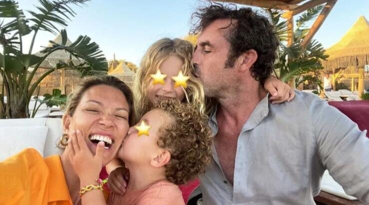 Βίκυ Καγιά: Στιγμές ευτυχίας με τα παιδιά και τον σύζυγό της σε παραλία της Μυκόνου [εικόνες]